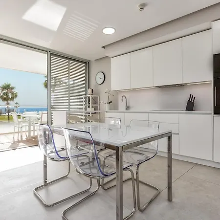 아파트 Front Line In The Edge With Sea Views