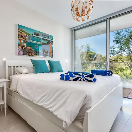 Front Line In The Edge With Sea Views *